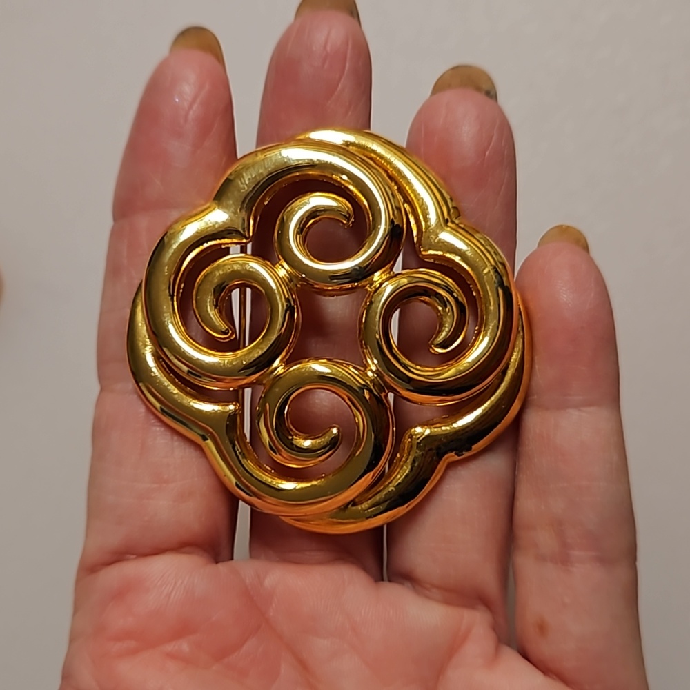 Bold goldtone graphic design brooch signed AK statement pin lapel - Picture 2 of 4